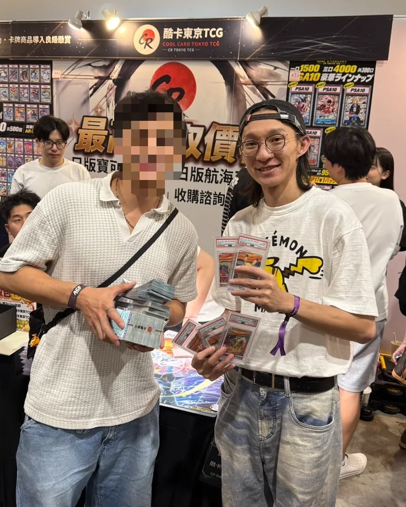 酷卡東京展場攤位現場，與卡友手持 PSA10 鑑定卡合影